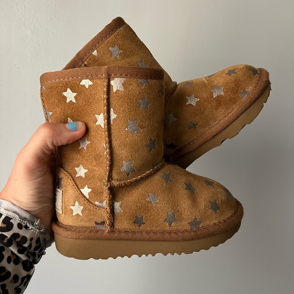 UGG Classic Short II Stars Kids Boots with Metallic Stars | Kids Size 7